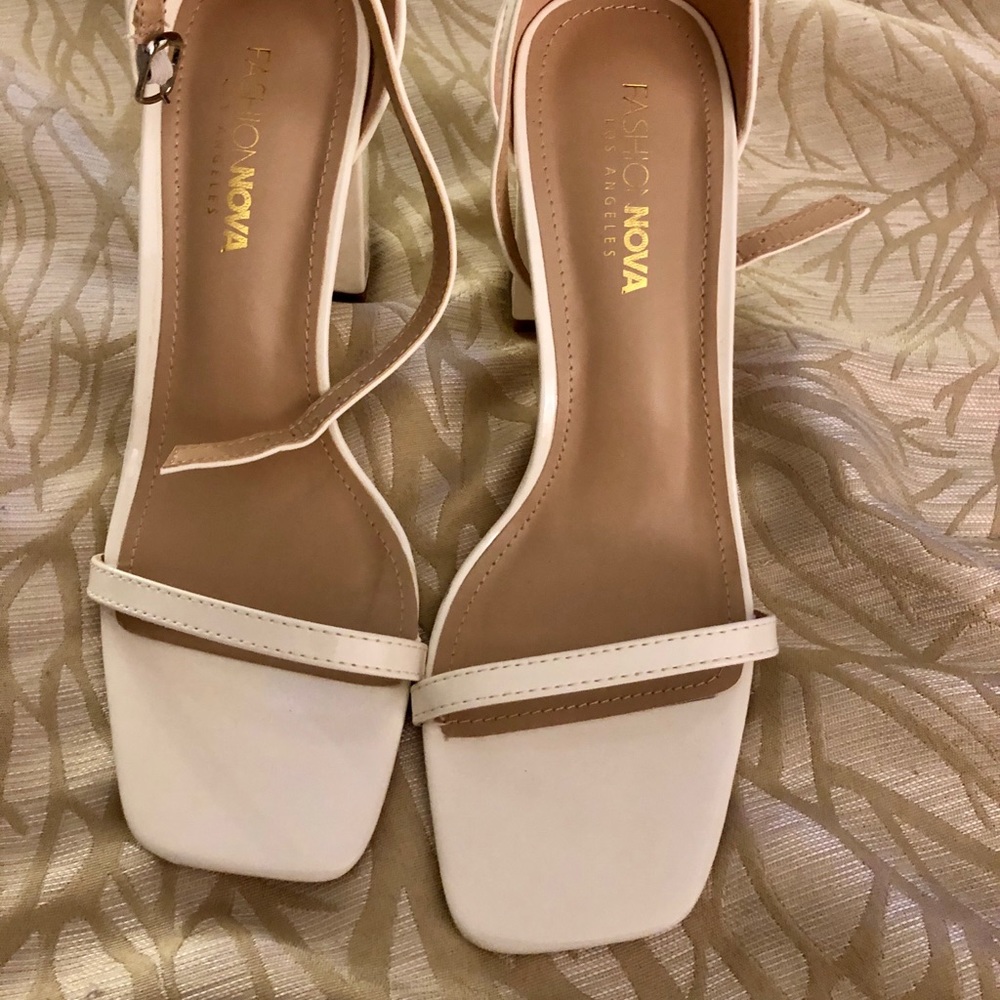 👁👁pretty white block heel sandals 👁
